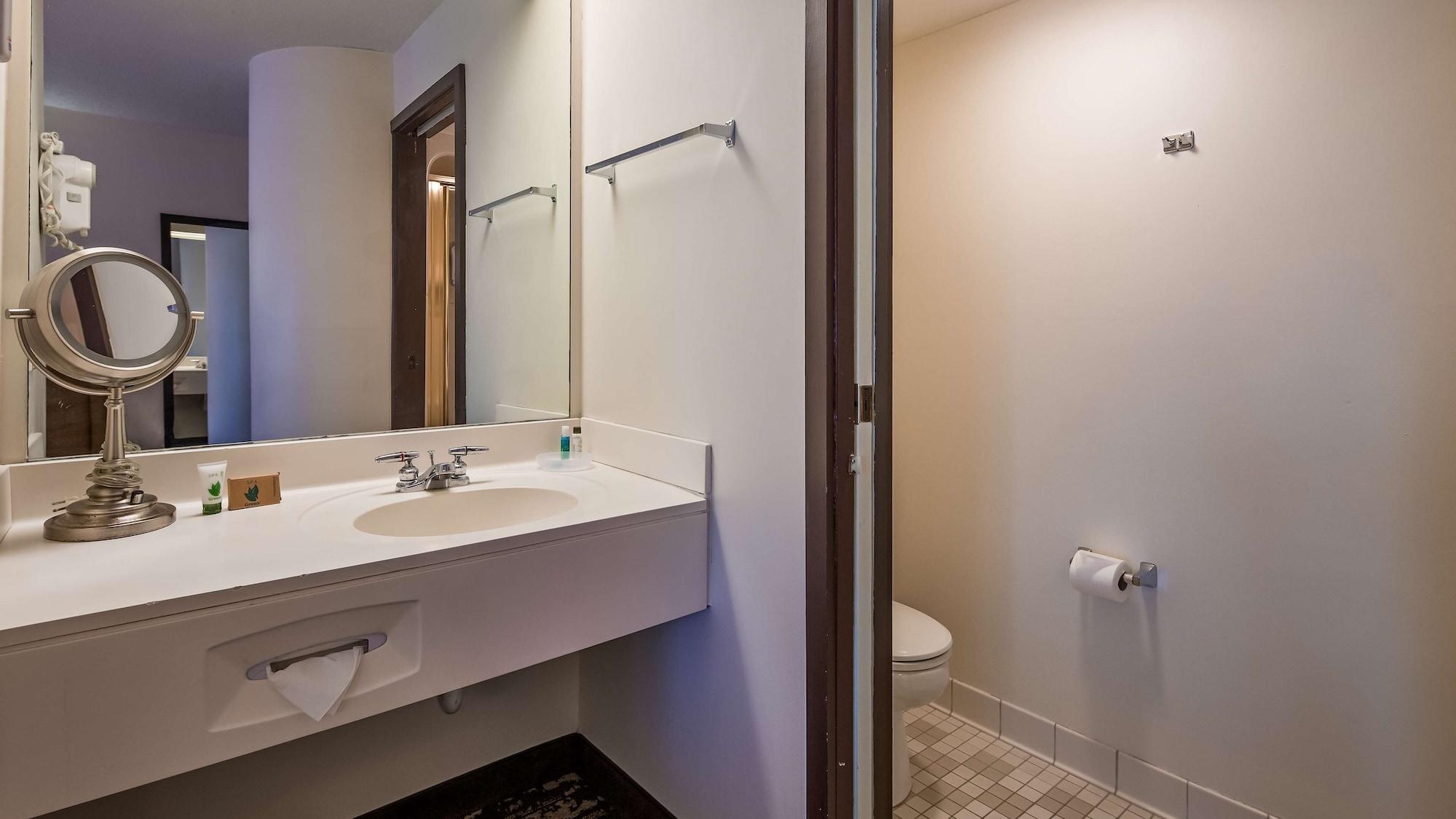 Charlevoix Inn & Suites Surestay Collection By Best Western Esterno foto