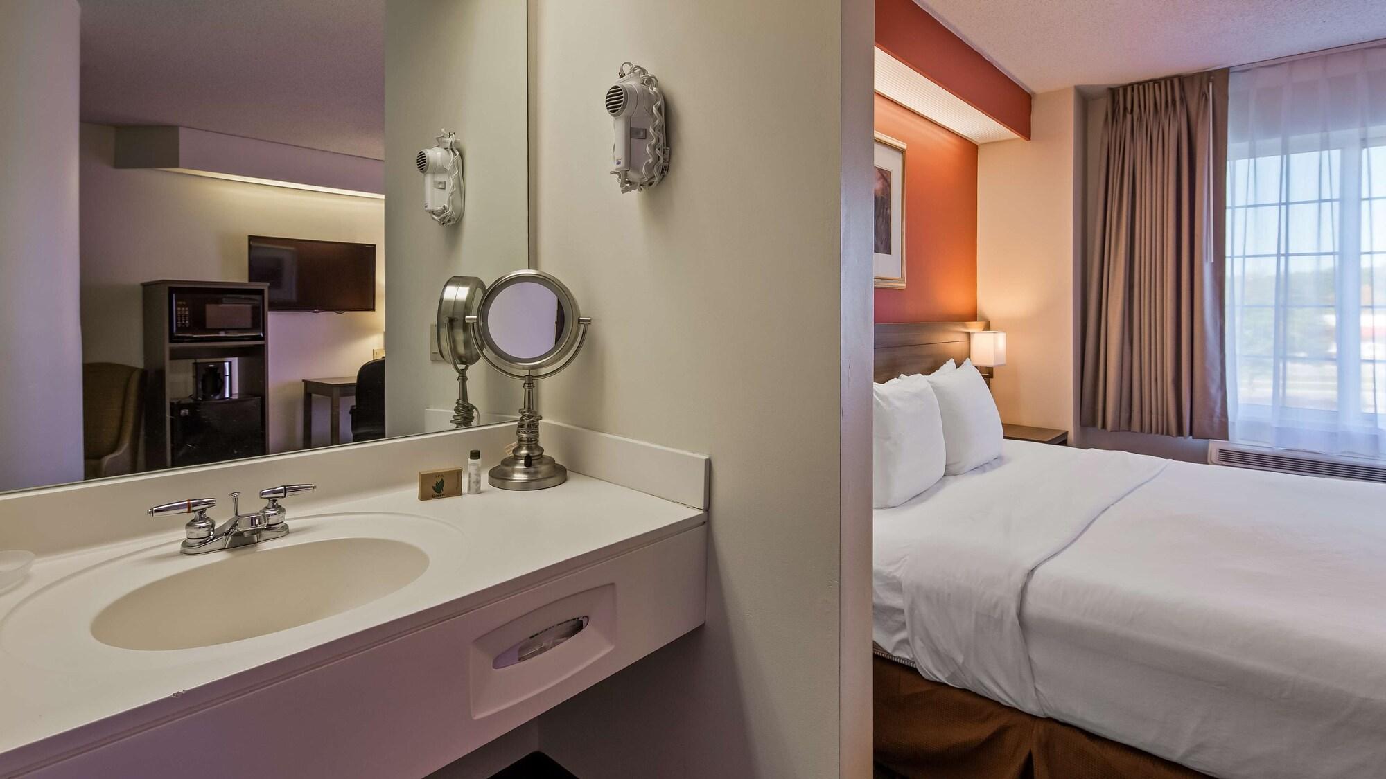 Charlevoix Inn & Suites Surestay Collection By Best Western Esterno foto