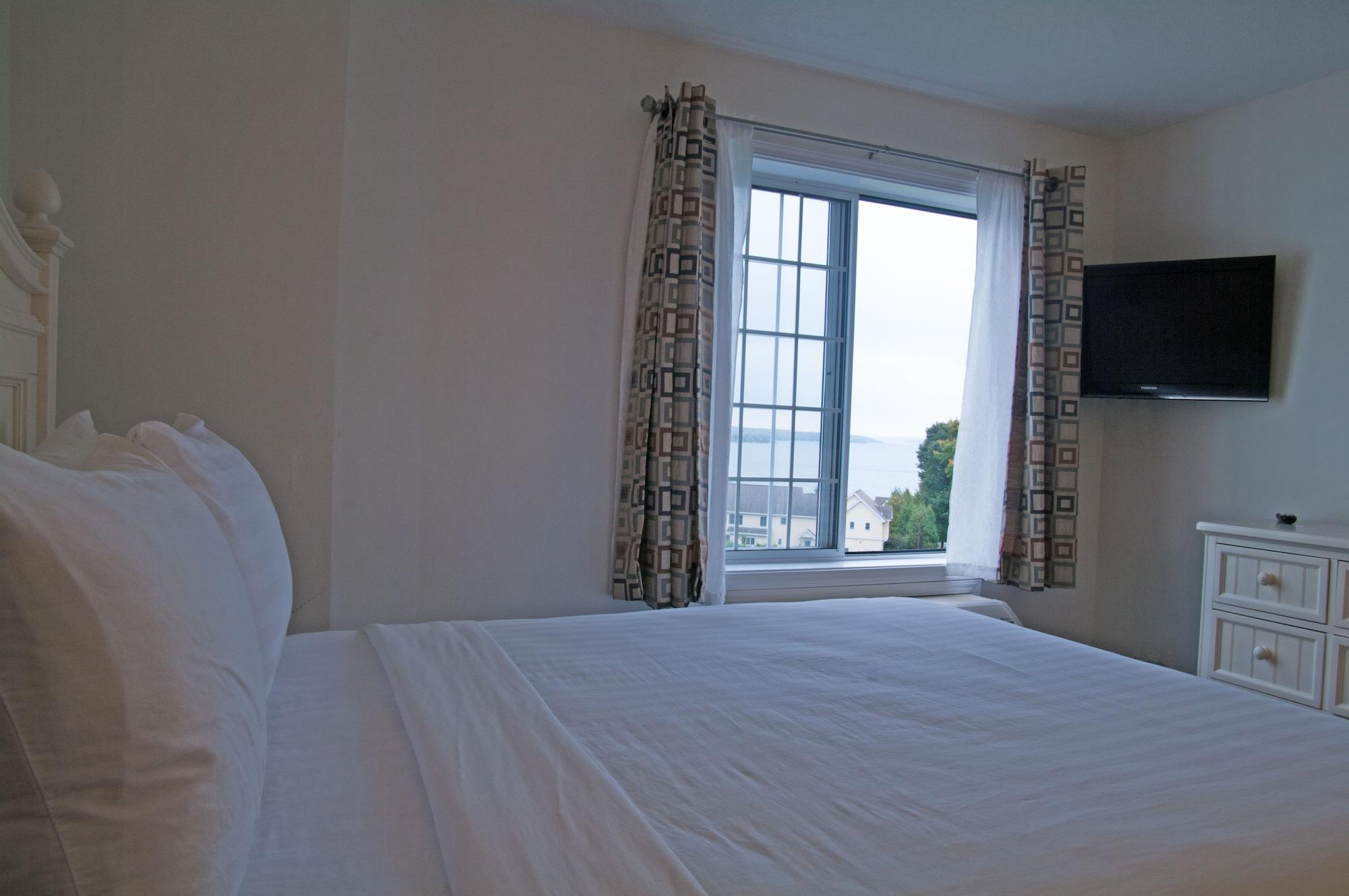 Charlevoix Inn & Suites Surestay Collection By Best Western Esterno foto
