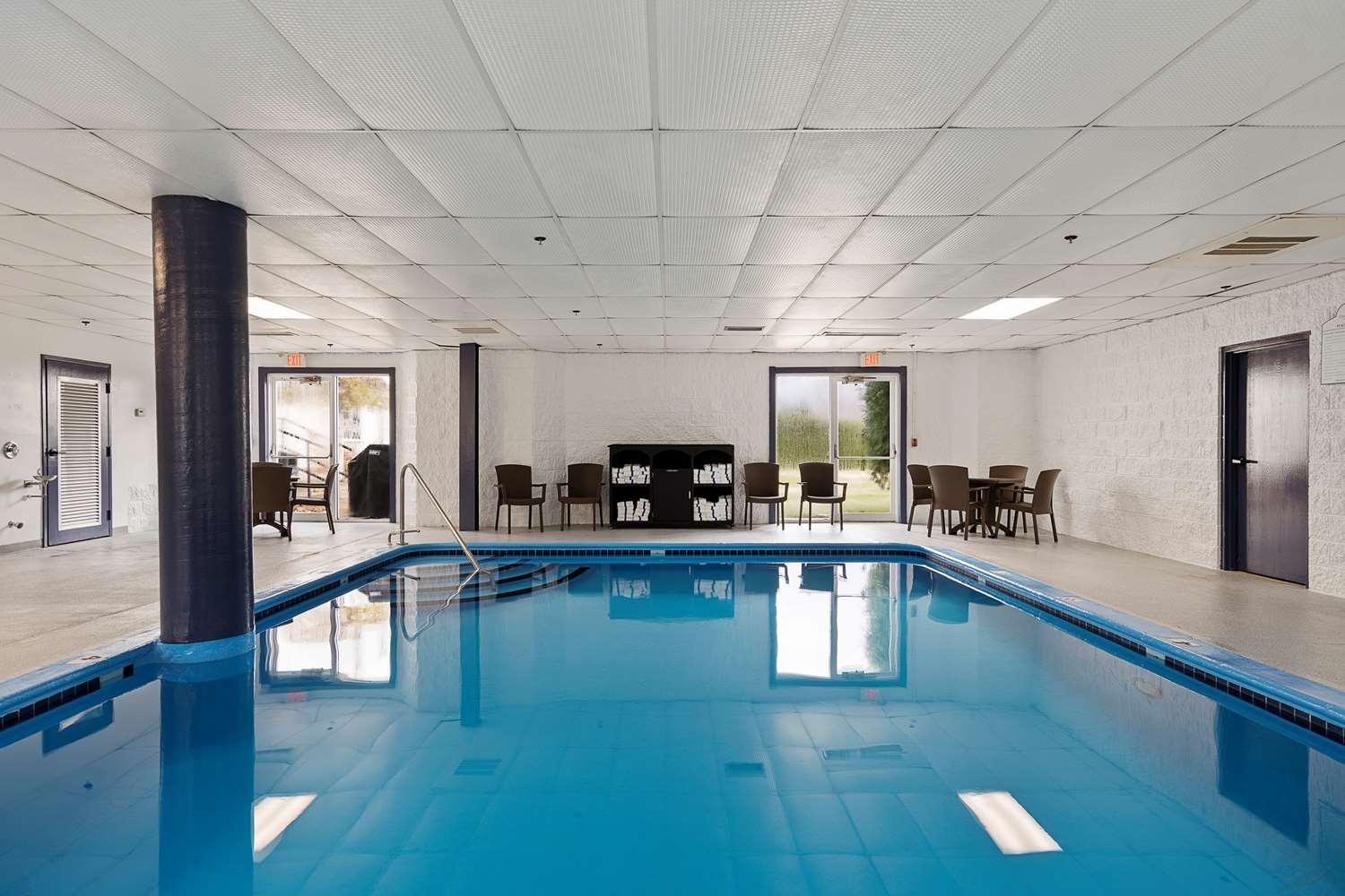 Charlevoix Inn & Suites Surestay Collection By Best Western Esterno foto
