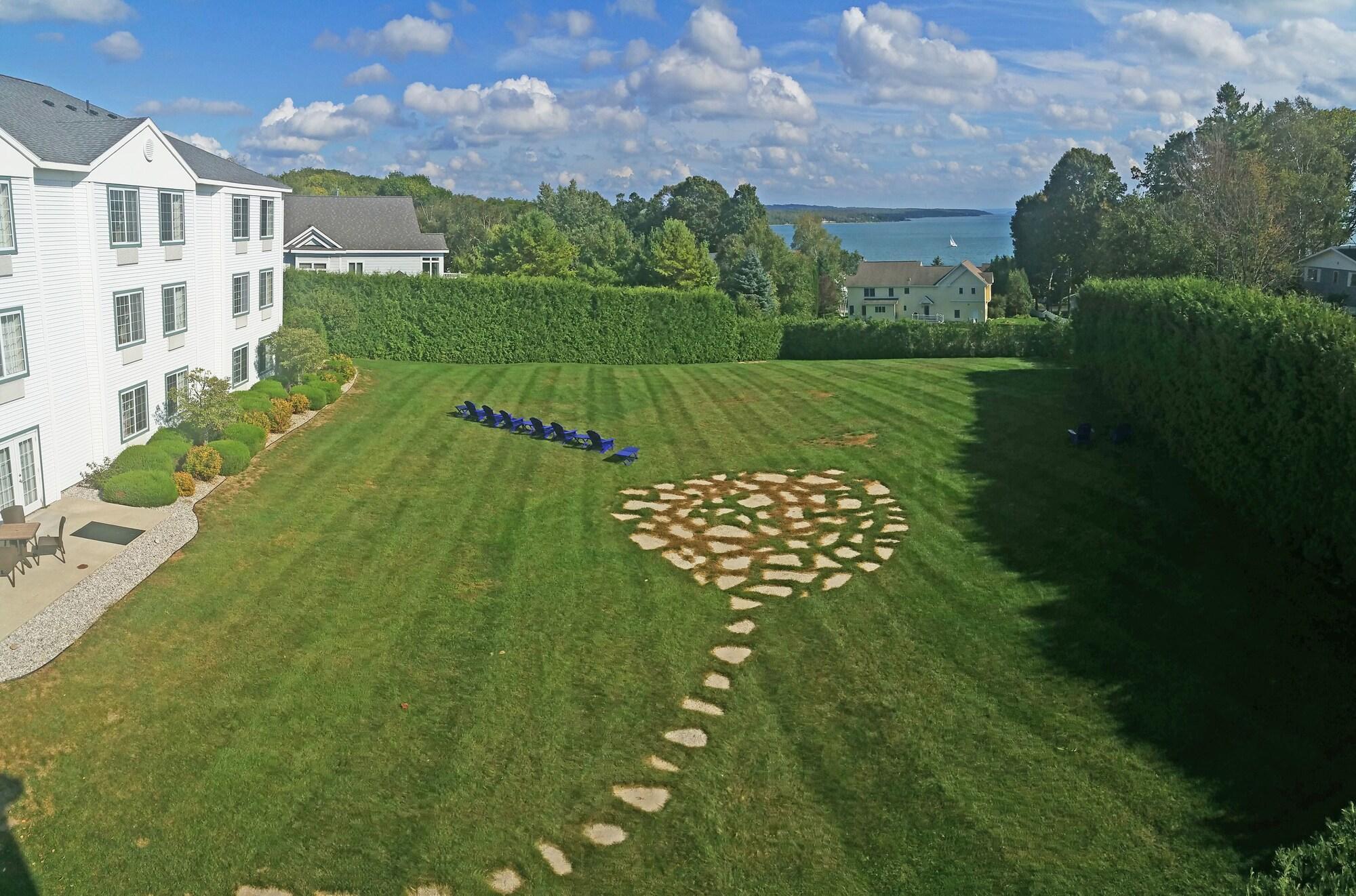 Charlevoix Inn & Suites Surestay Collection By Best Western Esterno foto