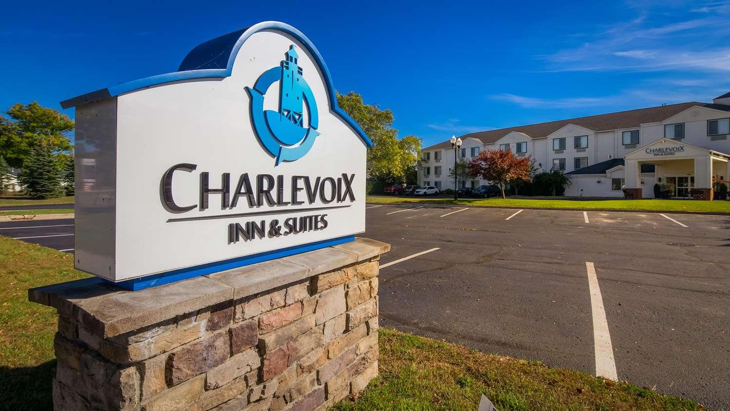 Charlevoix Inn & Suites Surestay Collection By Best Western Esterno foto