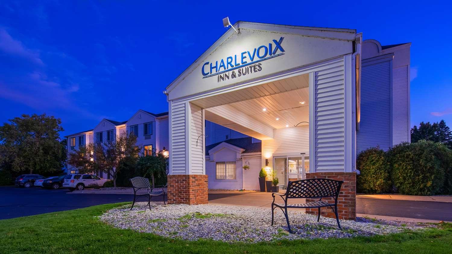 Charlevoix Inn & Suites Surestay Collection By Best Western Esterno foto