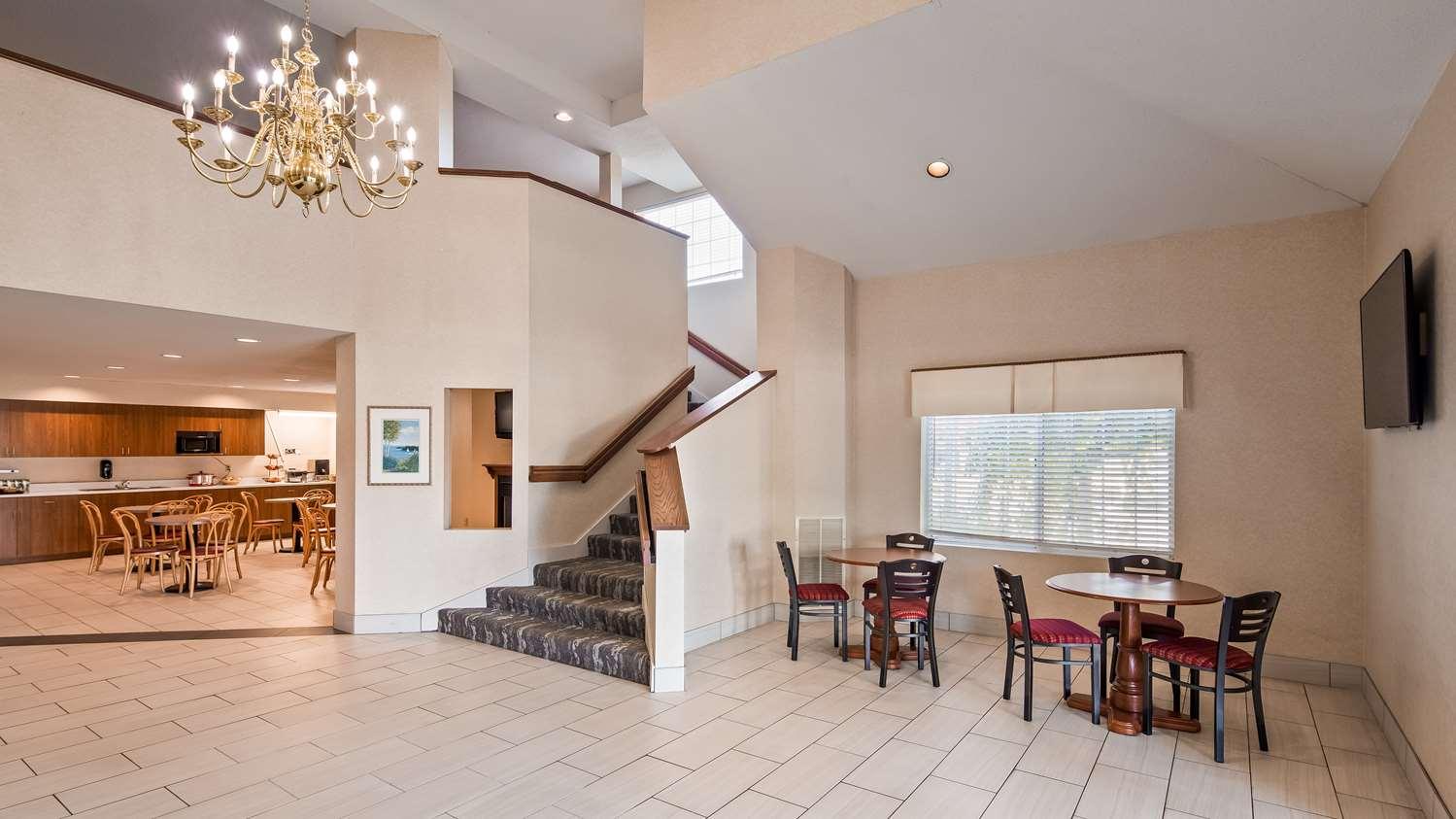Charlevoix Inn & Suites Surestay Collection By Best Western Esterno foto