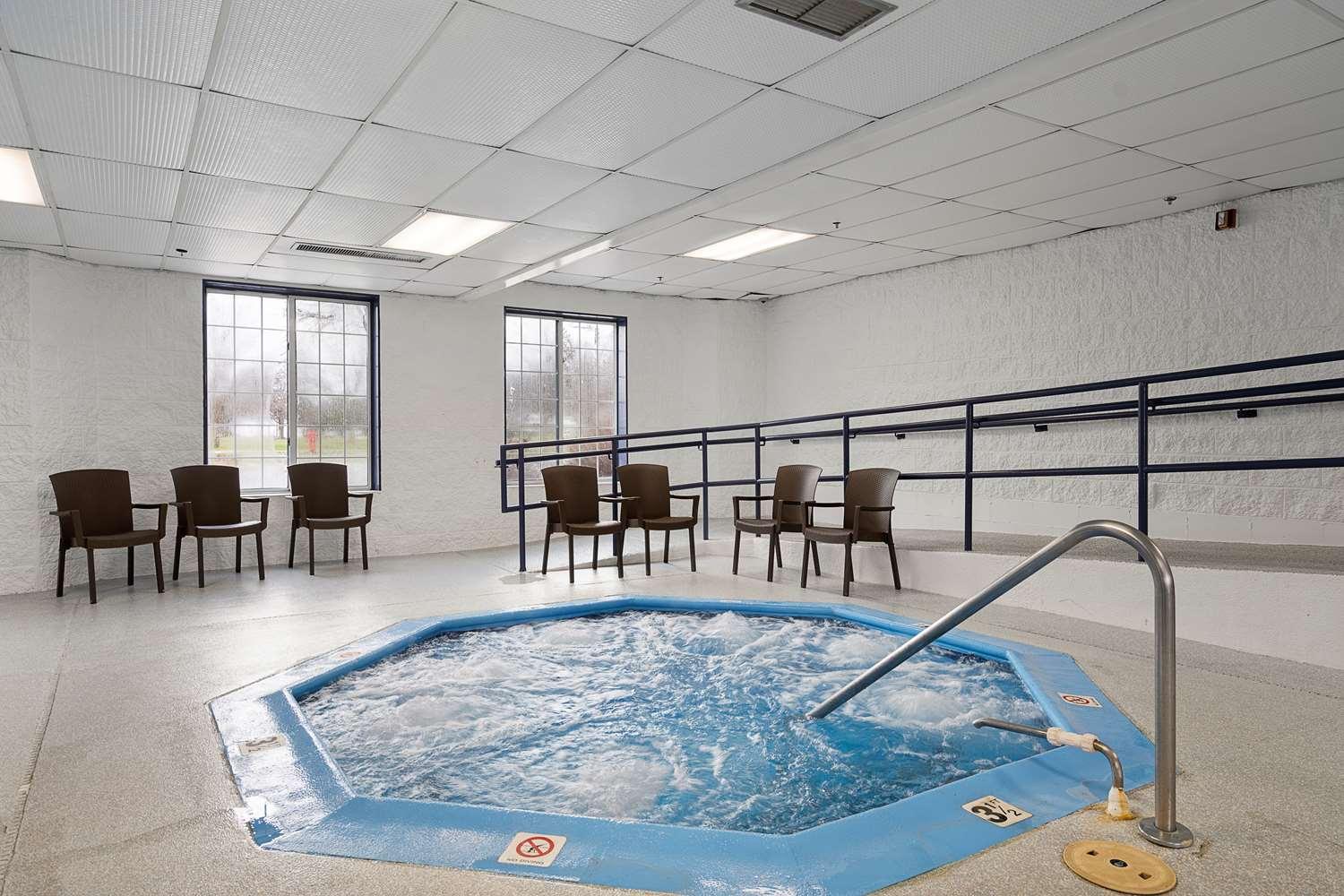 Charlevoix Inn & Suites Surestay Collection By Best Western Esterno foto
