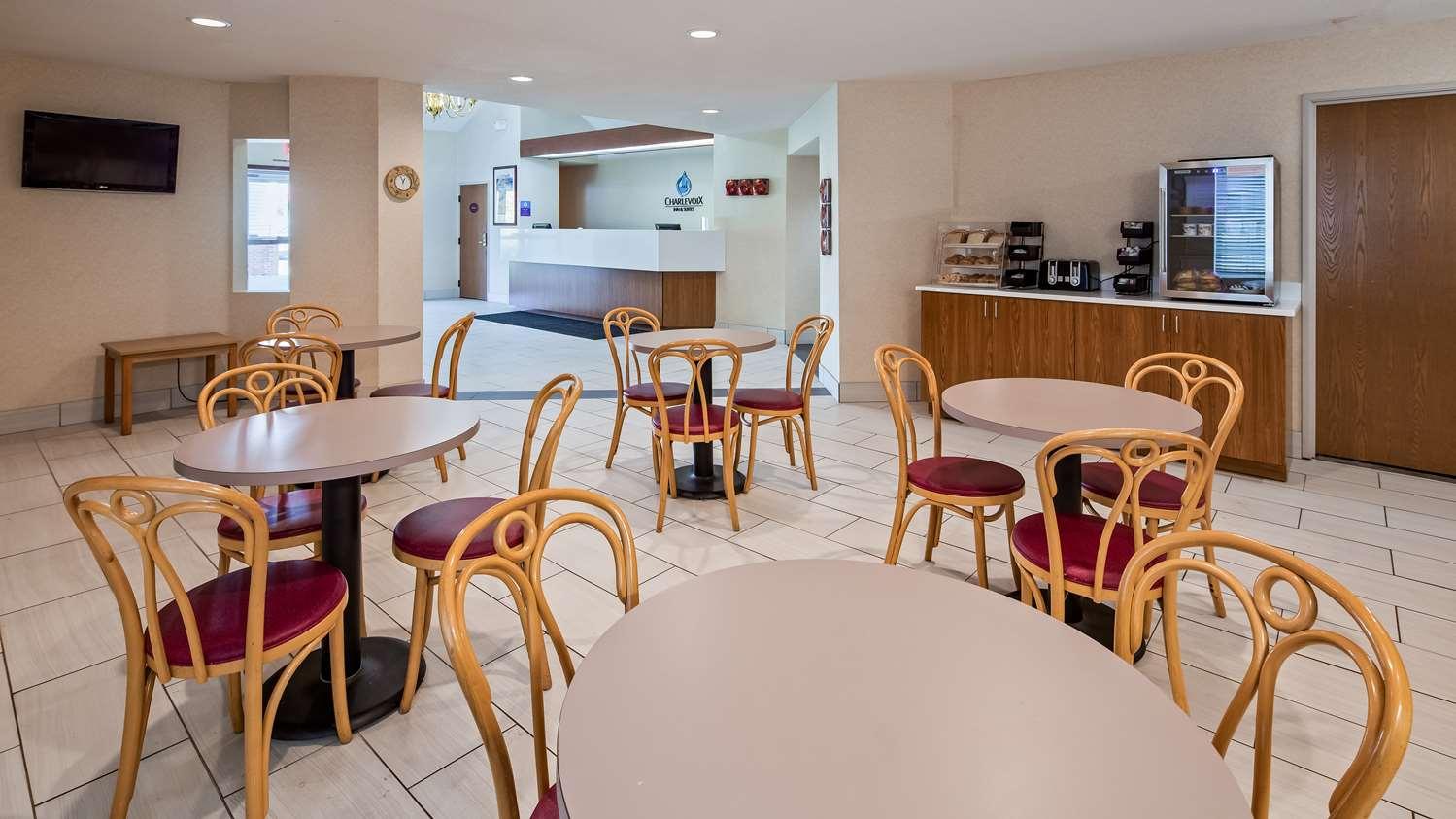 Charlevoix Inn & Suites Surestay Collection By Best Western Esterno foto