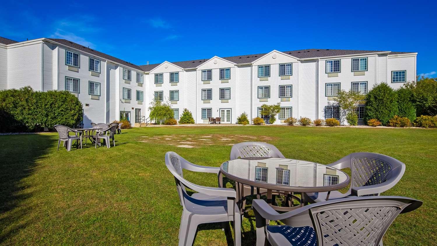 Charlevoix Inn & Suites Surestay Collection By Best Western Esterno foto