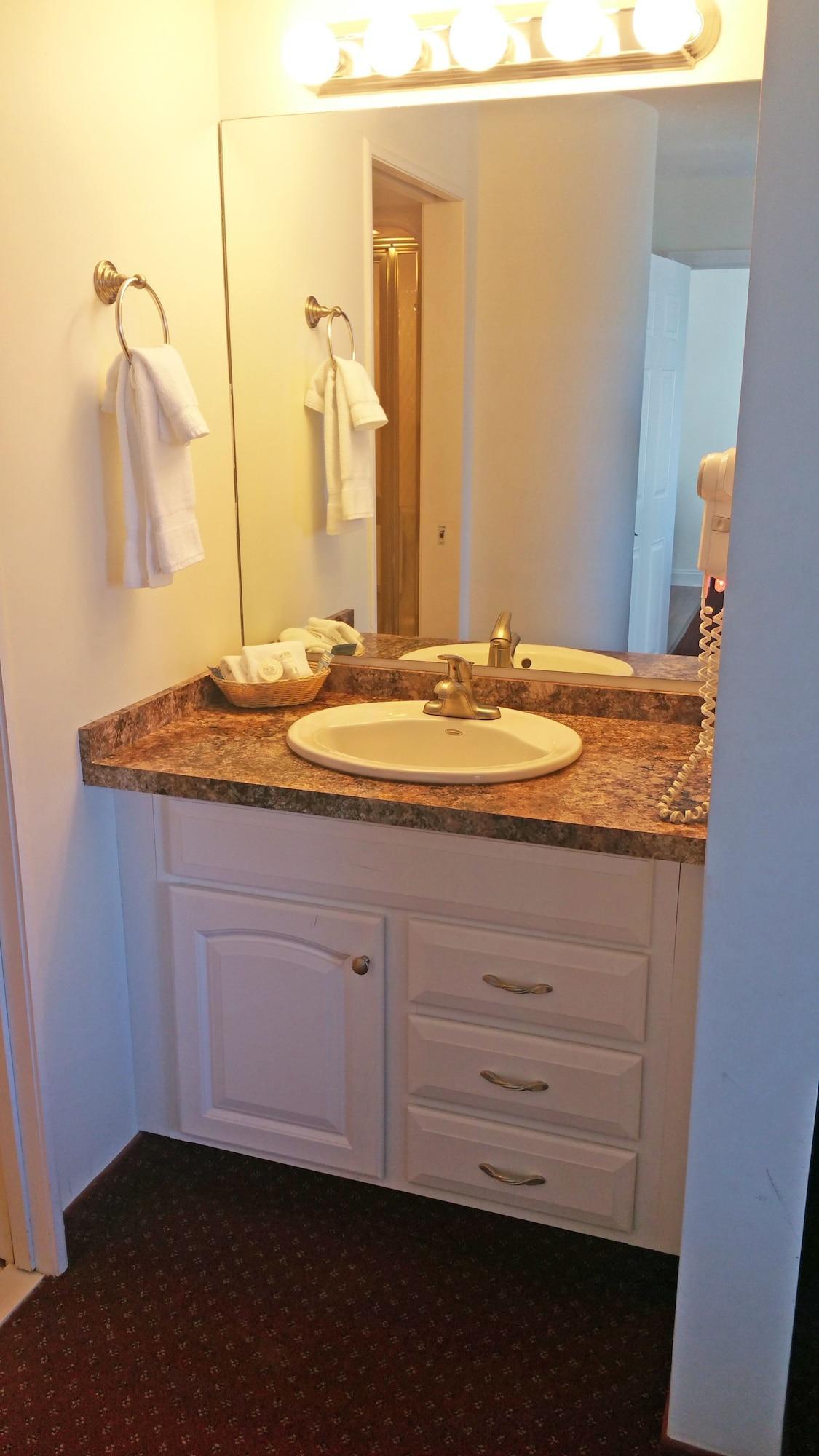 Charlevoix Inn & Suites Surestay Collection By Best Western Esterno foto