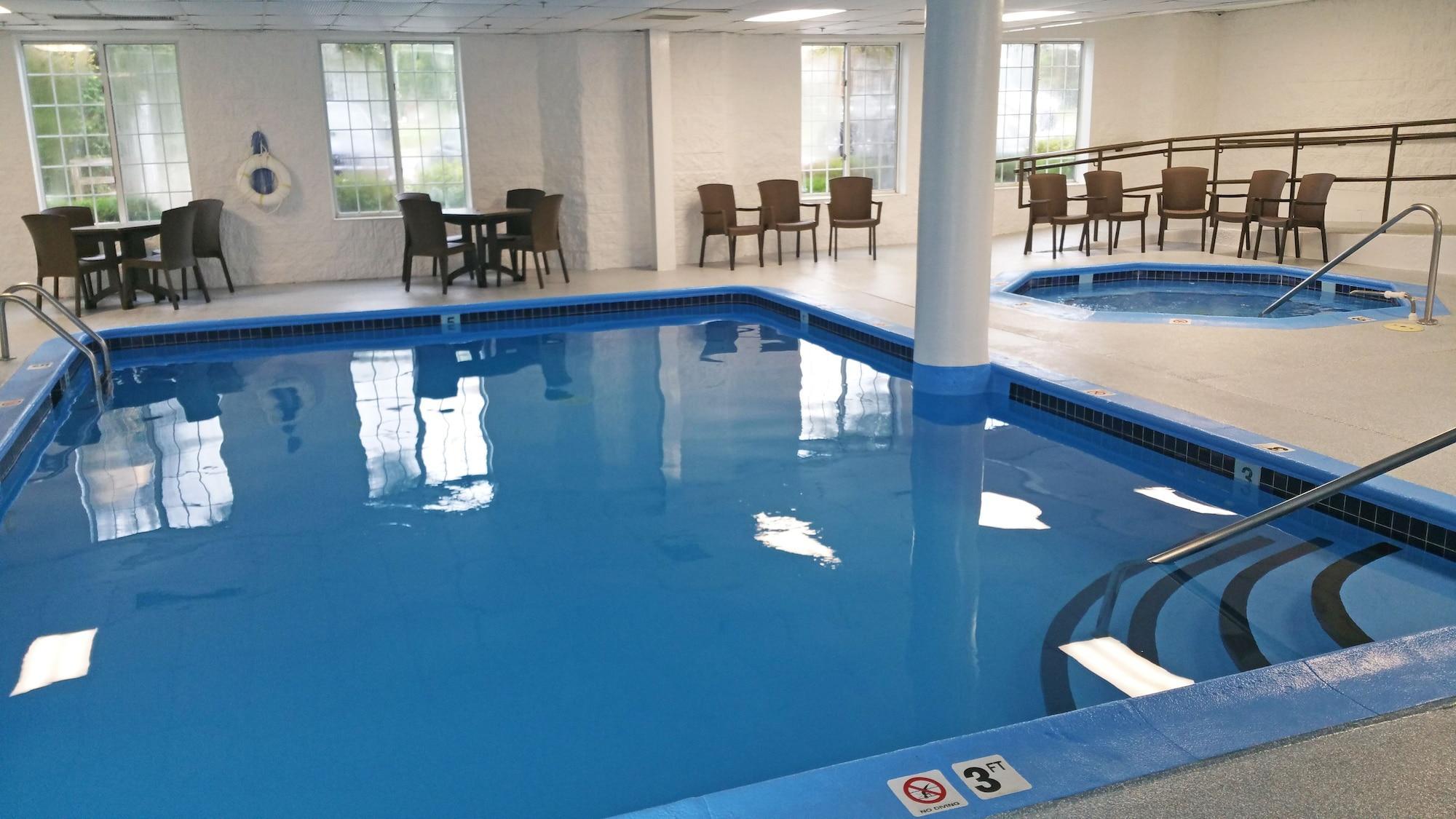 Charlevoix Inn & Suites Surestay Collection By Best Western Esterno foto