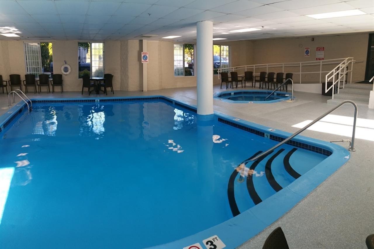 Charlevoix Inn & Suites Surestay Collection By Best Western Esterno foto